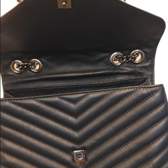 Navy Blue Designer Handbag – Chic & One-of-a-Kind 💙 - Picture 4 of 5